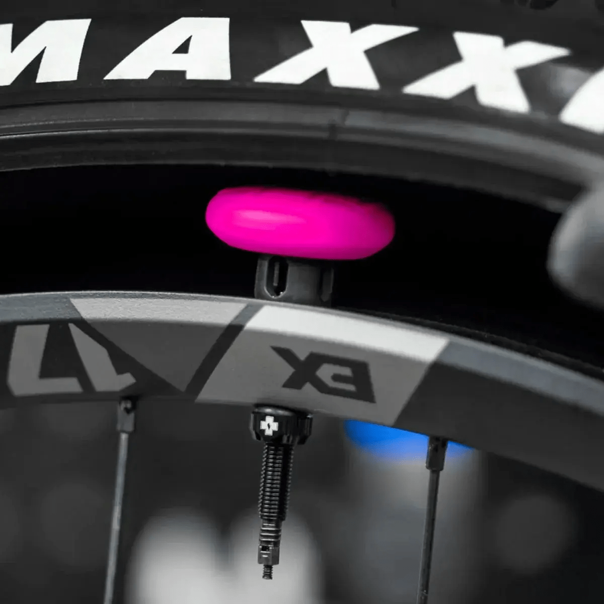 SUPORTE RASTREADOR MUC-OFF PNEU TUBELESS TAG HOLDER STEALTH
